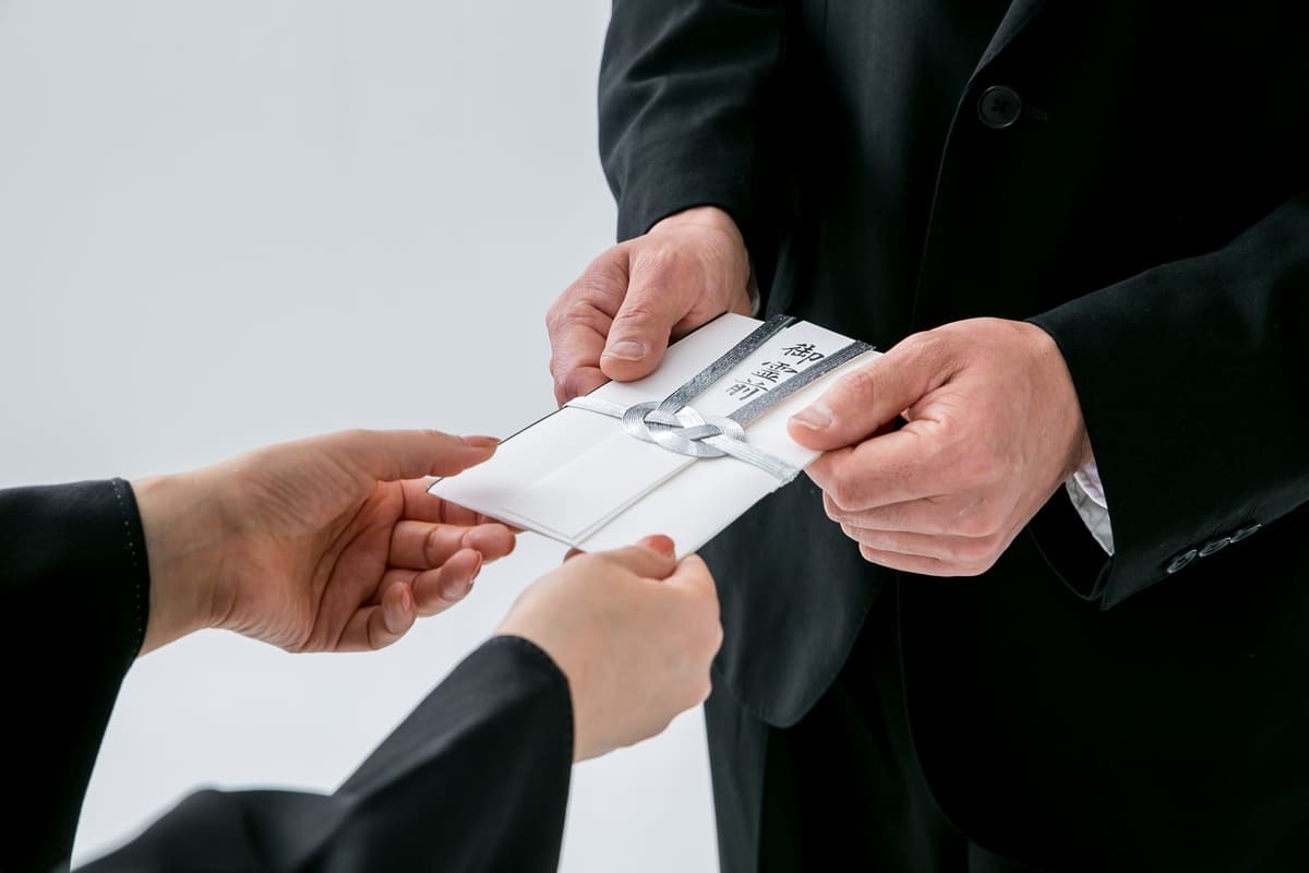 自宅で香典を渡すタイミングとは？マナーやお悔やみの言葉の注意点を紹介