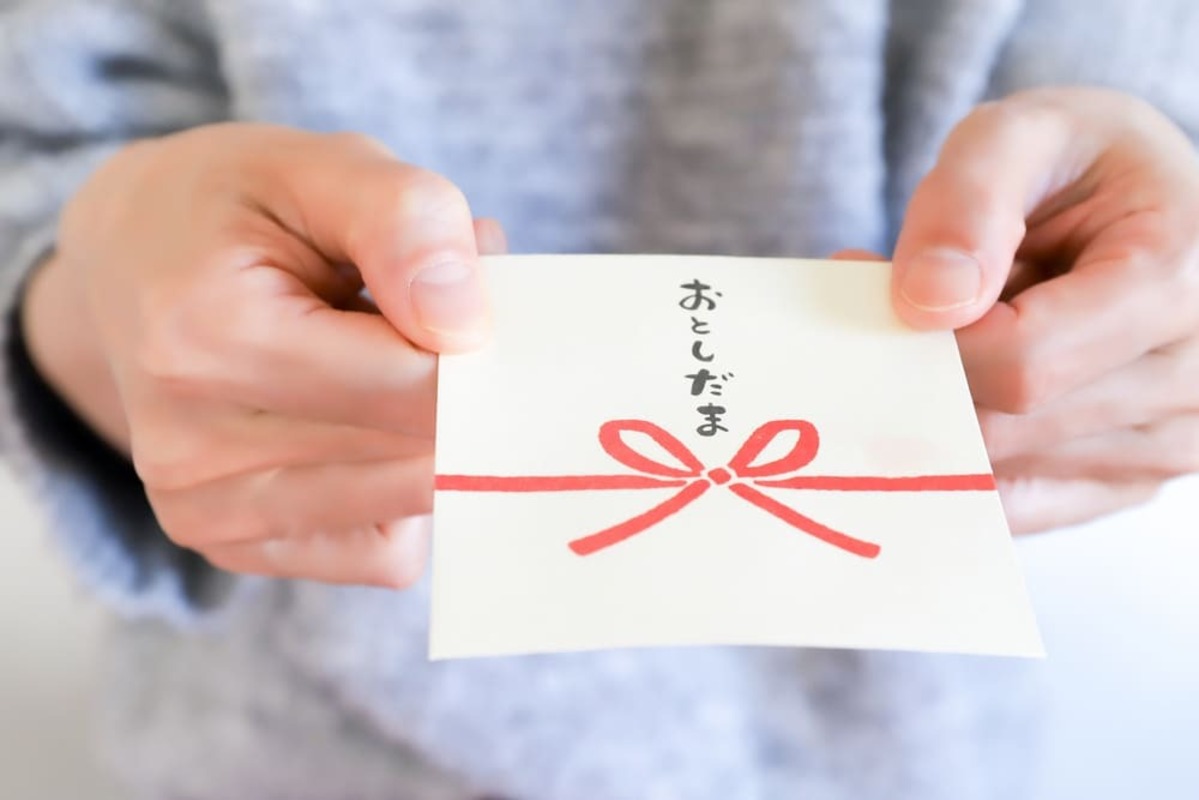 お年玉の入れ方 ポチ袋を渡す手