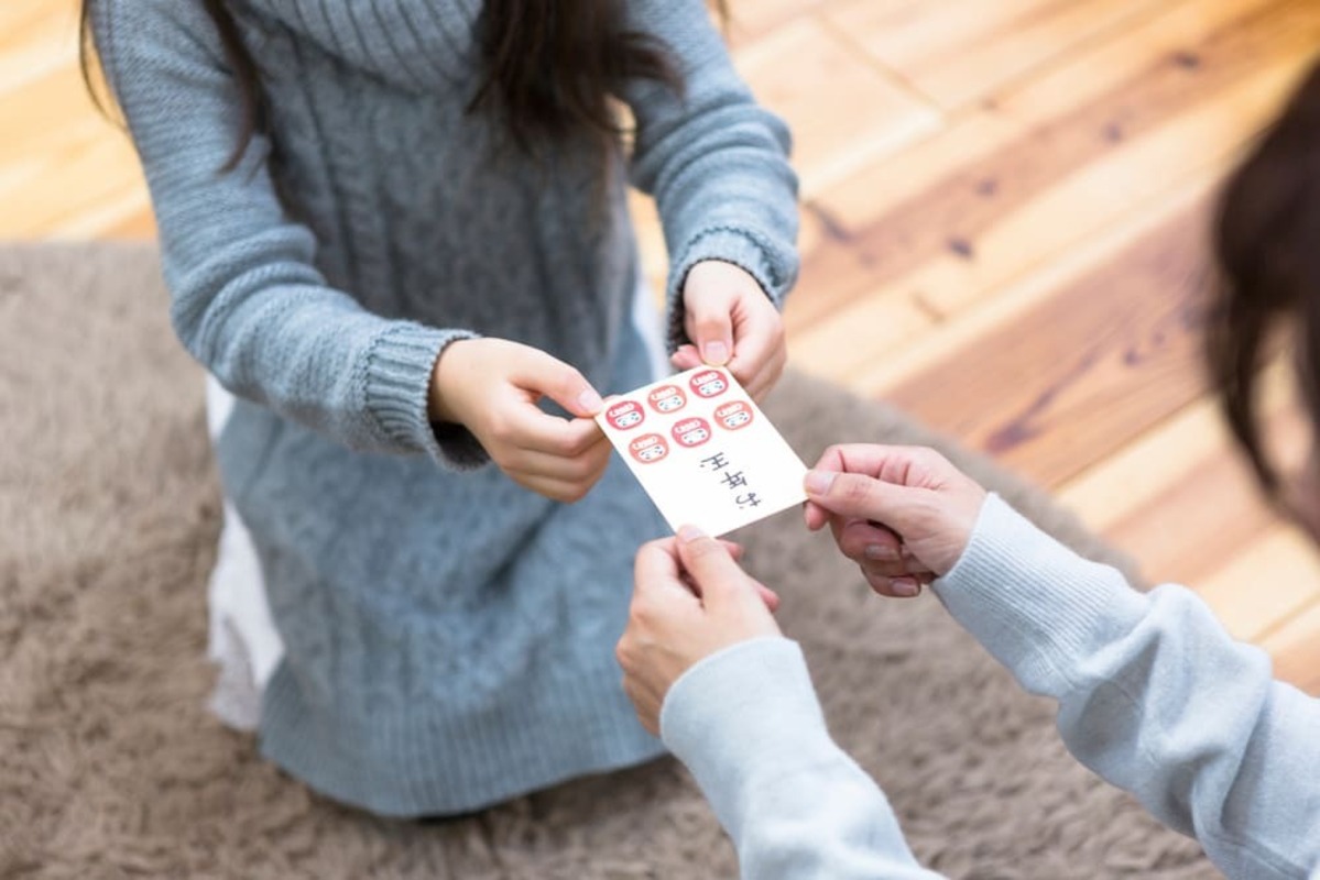孫へのお年玉の相場 ポチ袋を渡す手元