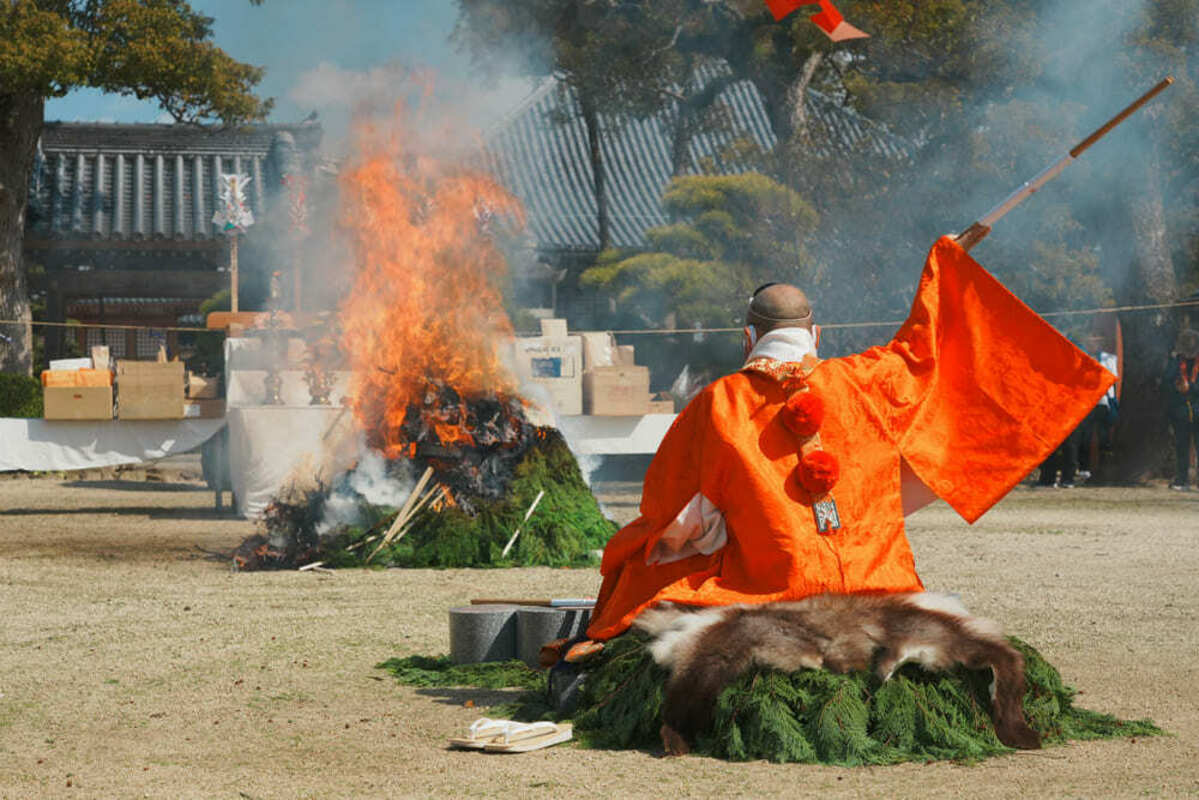 正月飾りの処分方法 お焚き上げ祈願する僧侶