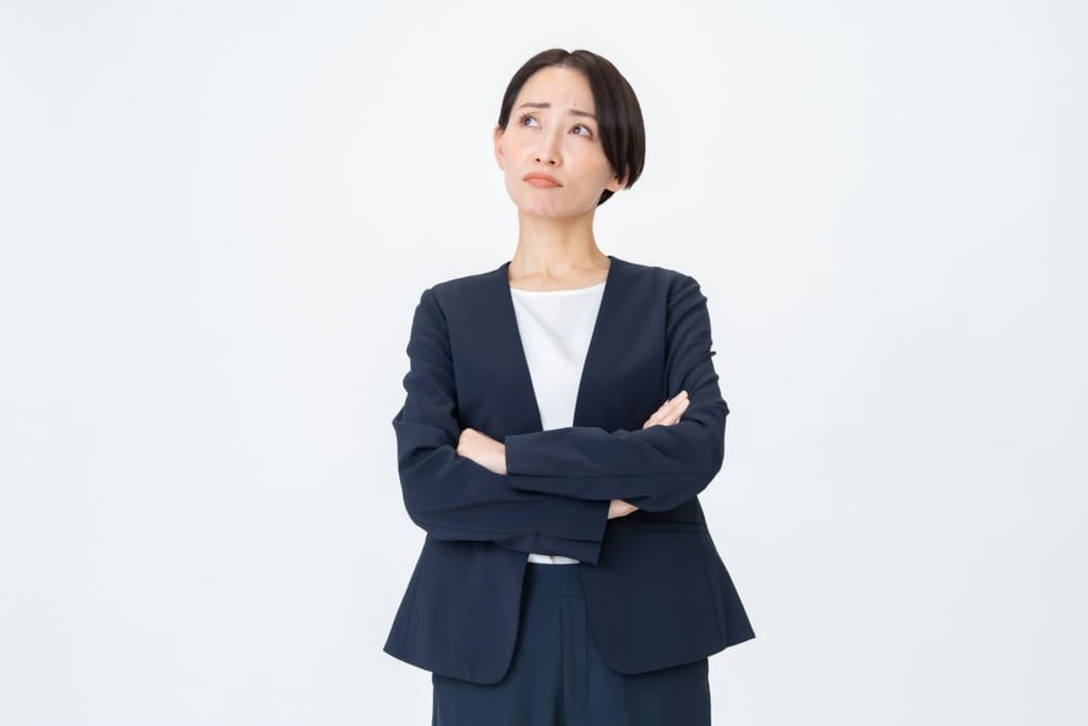 正月飾りの処分方法 腕組みをして考える女性