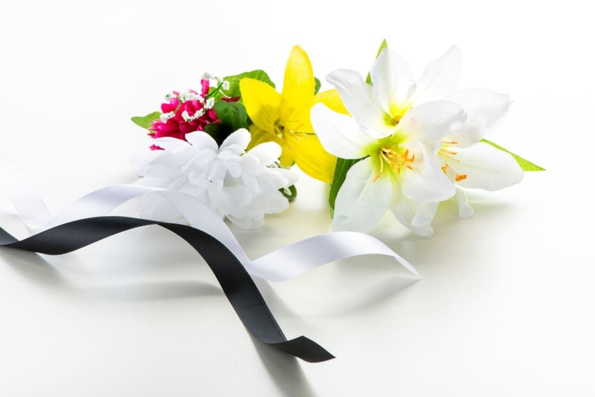 お歳暮 喪中 白いユリとリボン