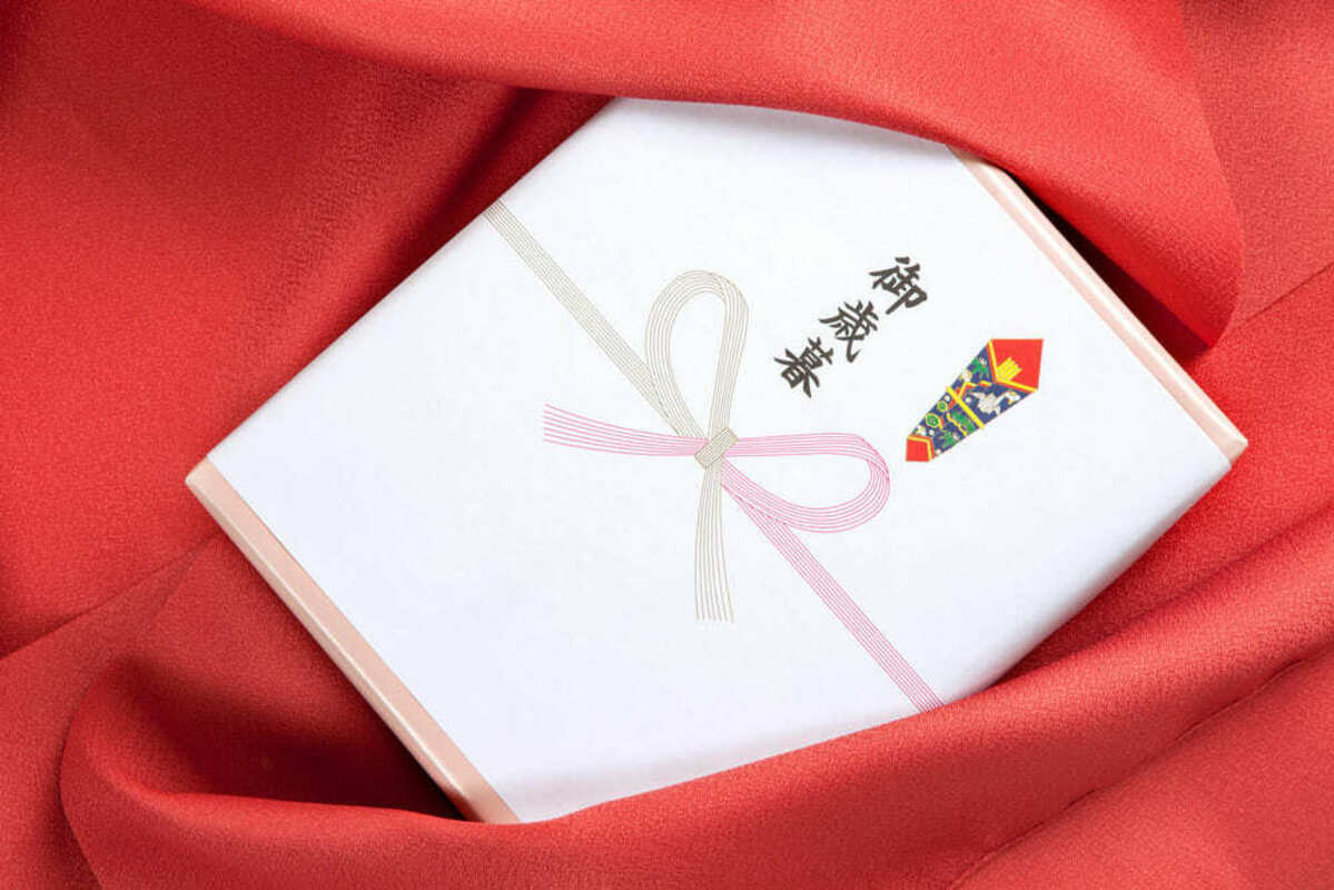 お歳暮 喪中   風呂敷包みの御歳暮の品