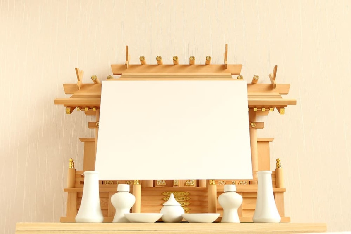 神棚 喪中    白い紙で閉じられる神棚