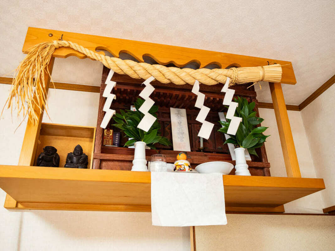 神棚 喪中  しめ縄のついた神棚