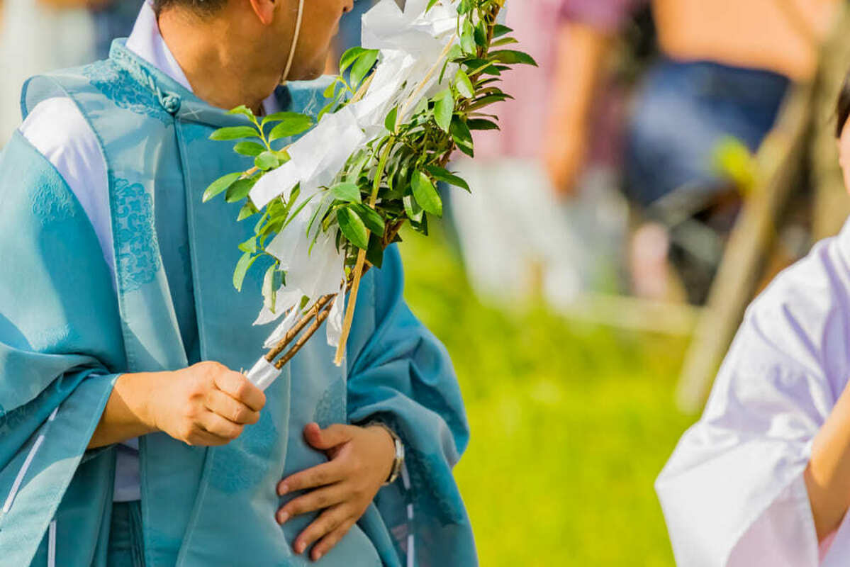 厄年 に やってはいけない 事　榊を持つ男性