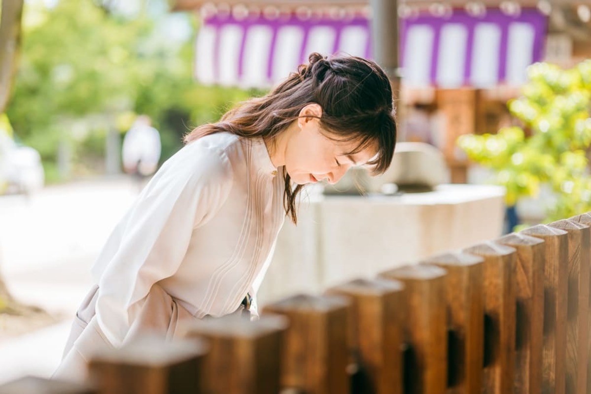 厄年 に やってはいけない 事  神社で参拝する女性