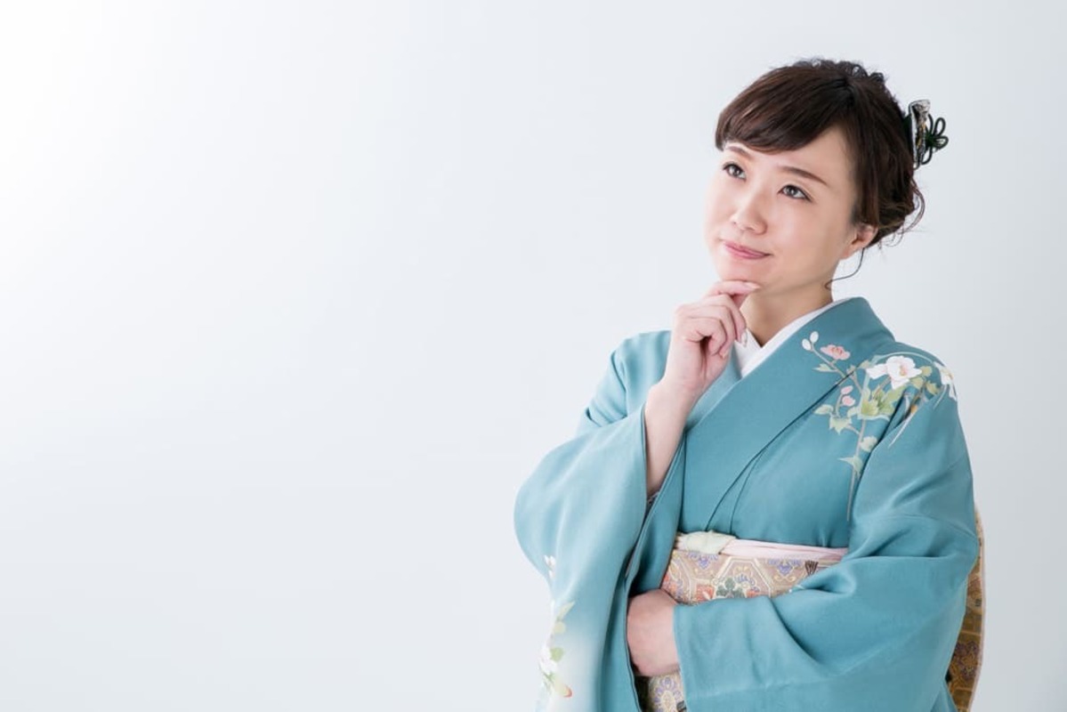 初詣の服装を考える着物の女性