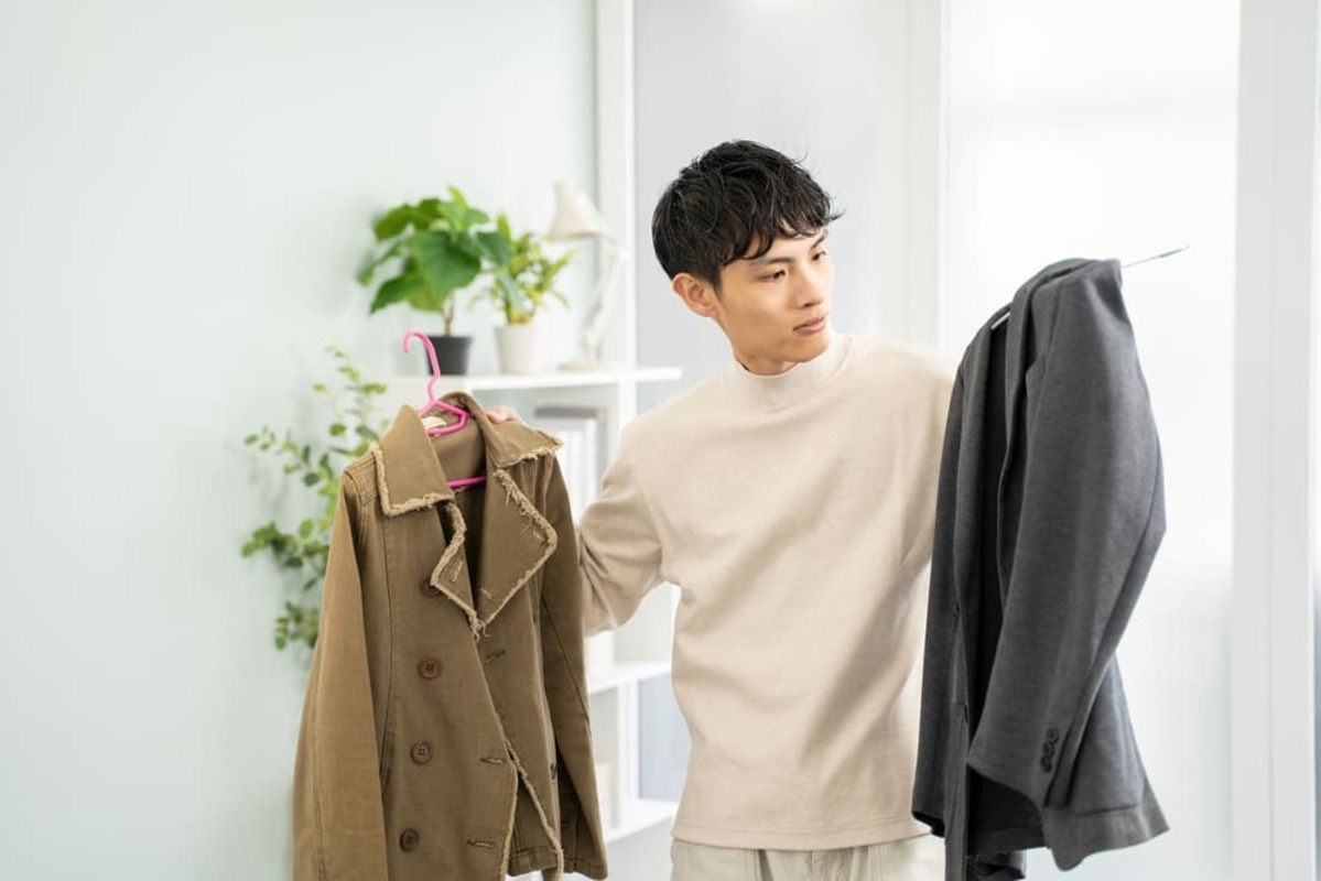 初詣の服装を考える男性