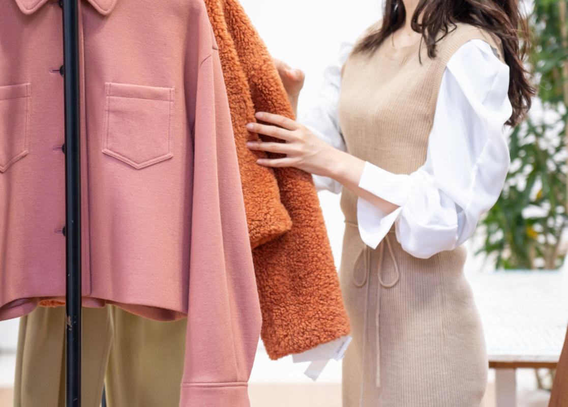 初詣の服装を考える女性