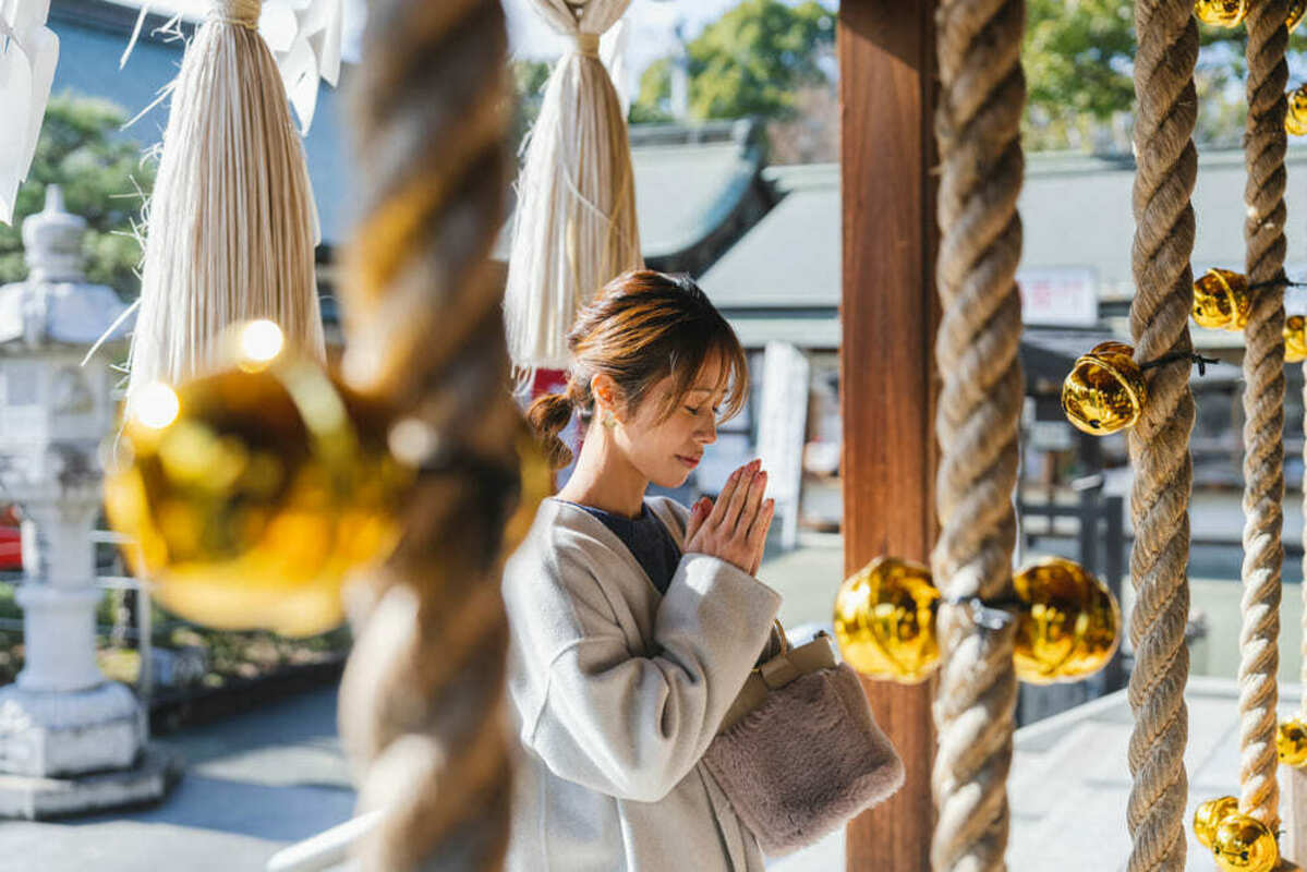 初詣 お寺 神社 どっち 参拝する女性