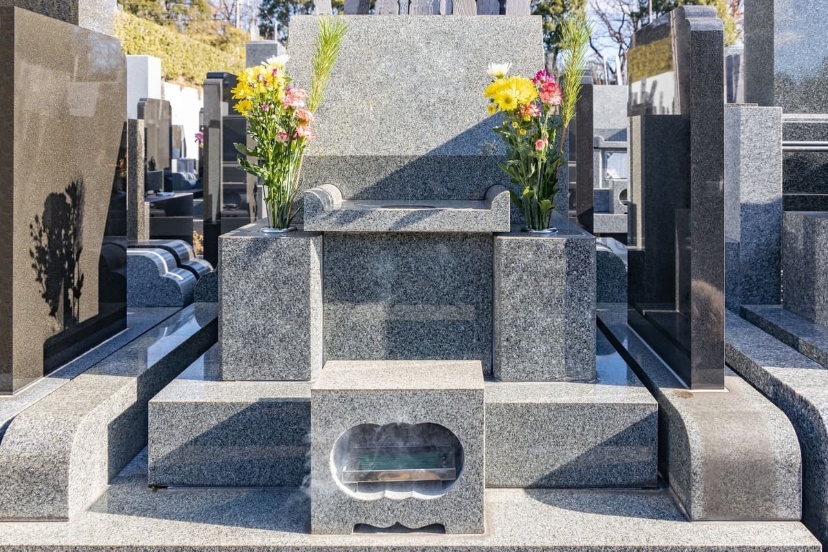 お墓の値段っていくら？お墓にかかる"三つの費用"や金額の相場を分かりやすく解説