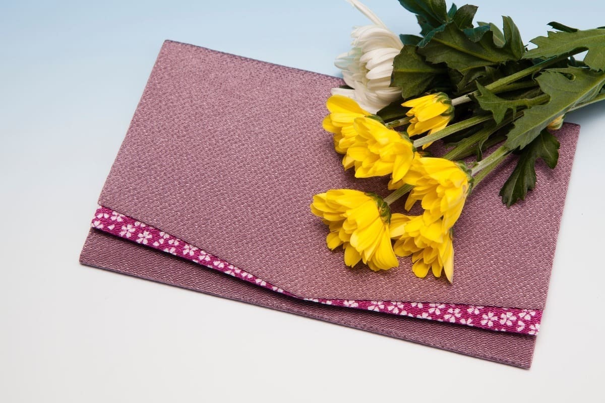 葬儀で使用する袱紗の色や種類とは？一般的な選び方と注意すべきマナーもまとめて解説