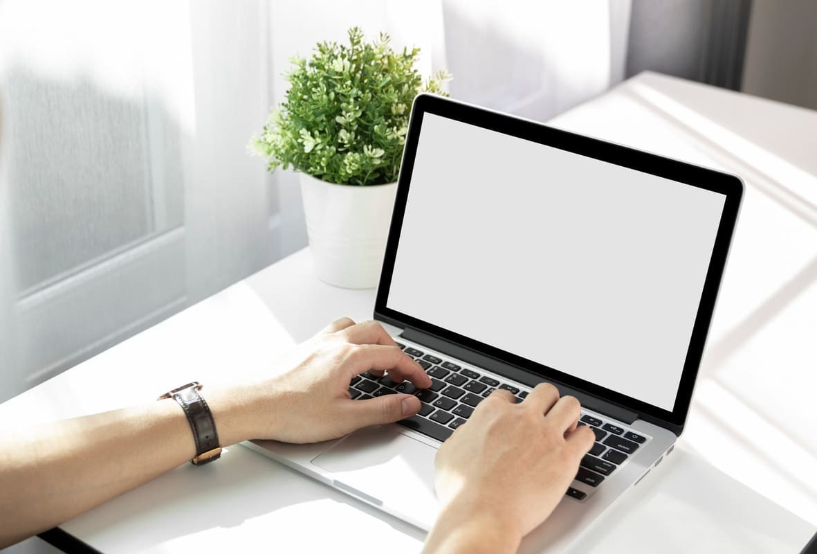 お悔やみメールへの返信 PCでメールを返信するイメージ画像