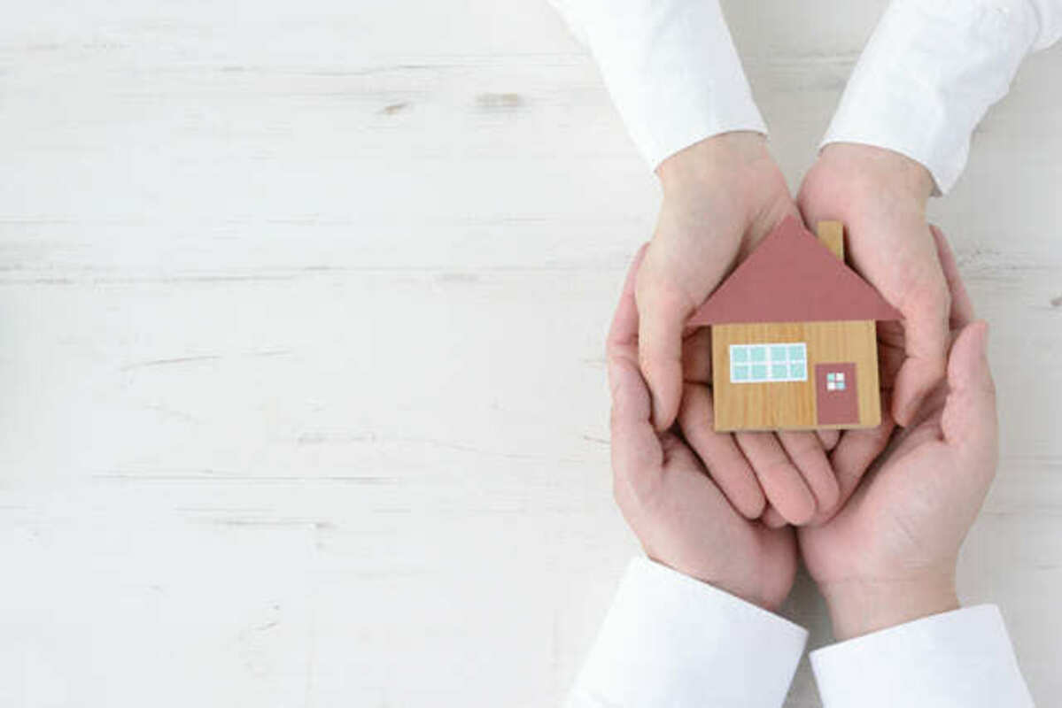 木の家を支える手