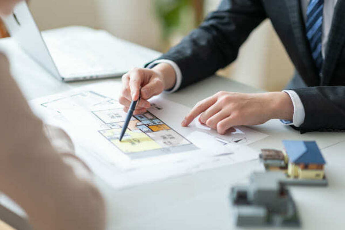 家の設計図を見て確認する税理士