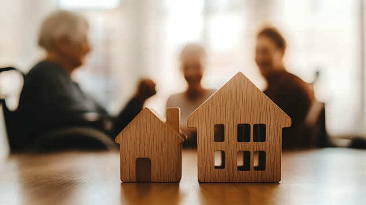 家の積み木と老人