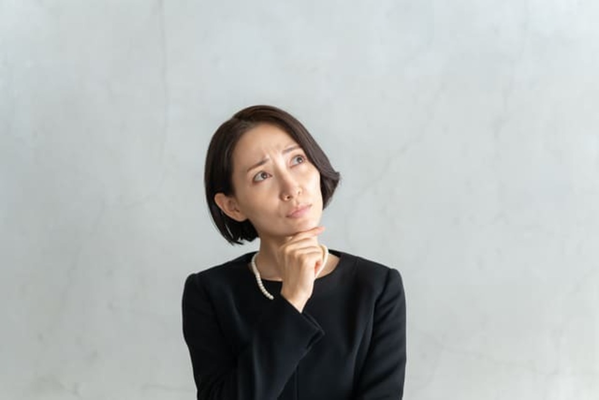 四十九日法要の香典について考える女性