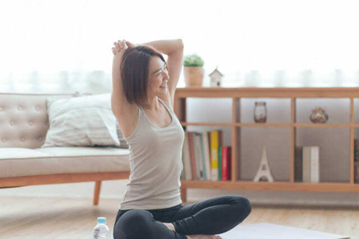 ストレッチをする女性