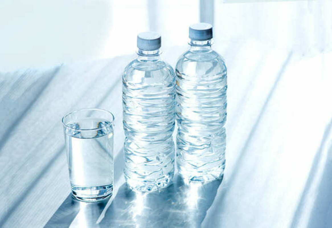 水の入ったペットボトル