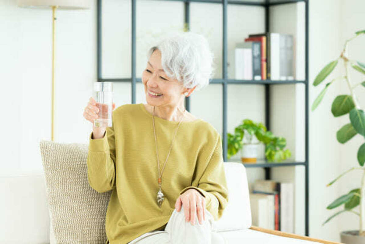 飲み物を飲む女性