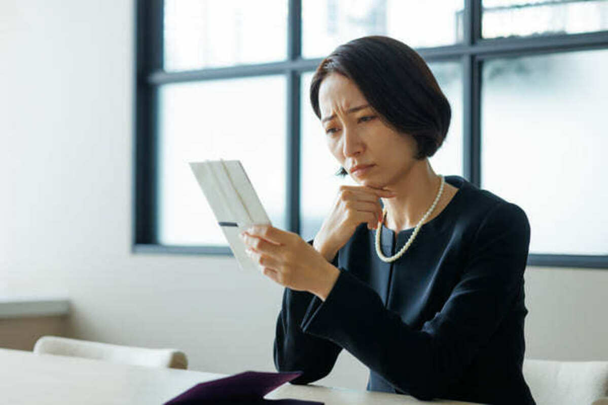 香典について悩む女性