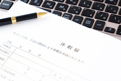 【実例あり】忌引き休暇は何日？｜日数の目安・申請手順・連絡文例（直属の上司・人事・取引先）