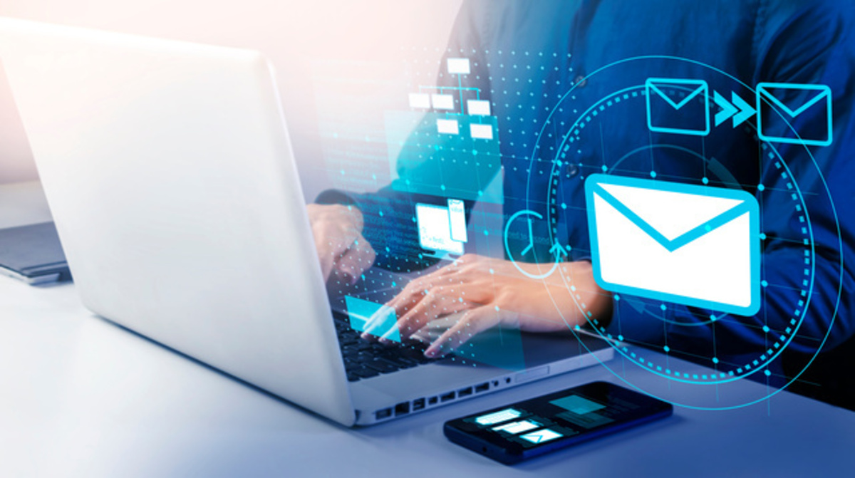 忌引き休暇の連絡をする人