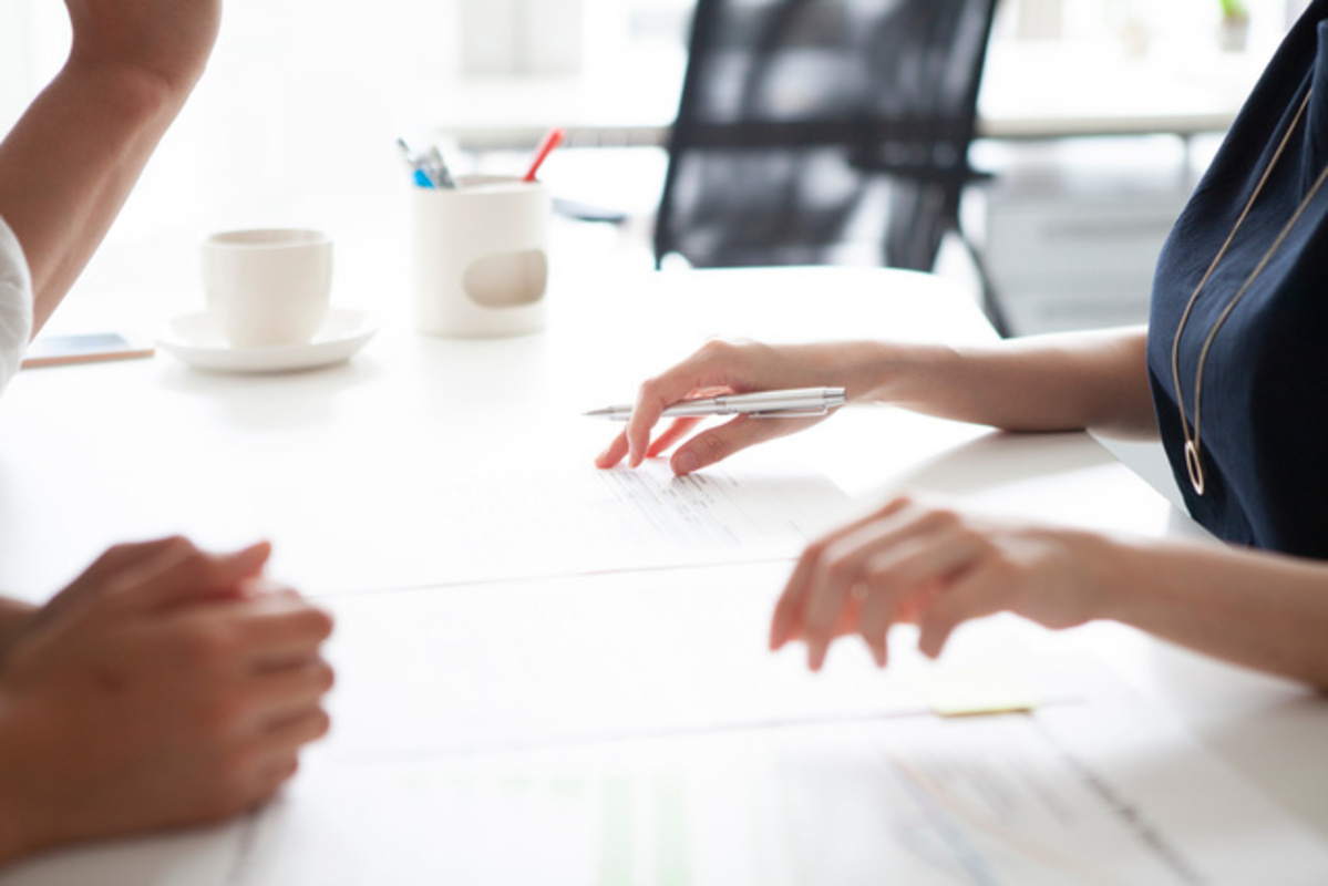 忌引き休暇について相談する二人