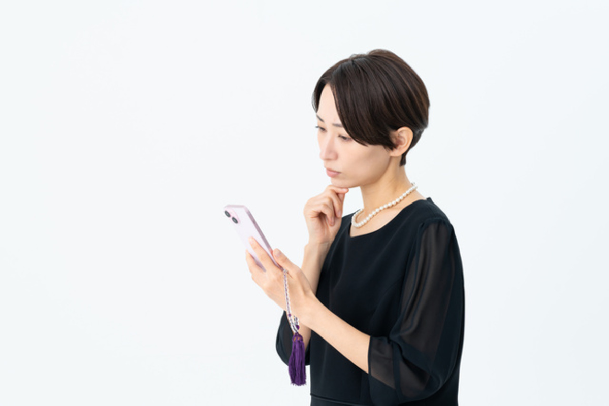 忌引き休暇について考える女性