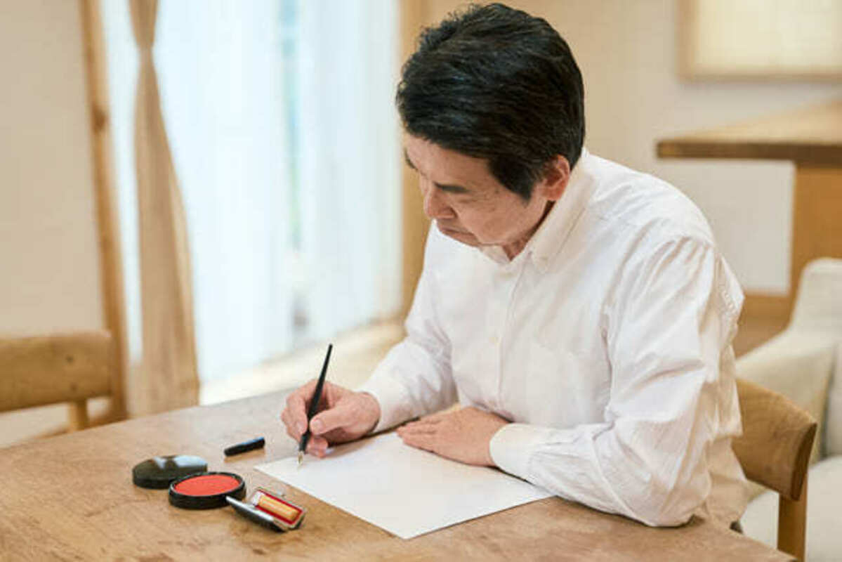 相続税申告書に記載する男性