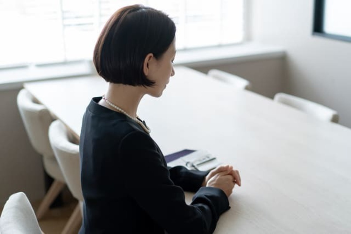 葬儀で後悔がある女性