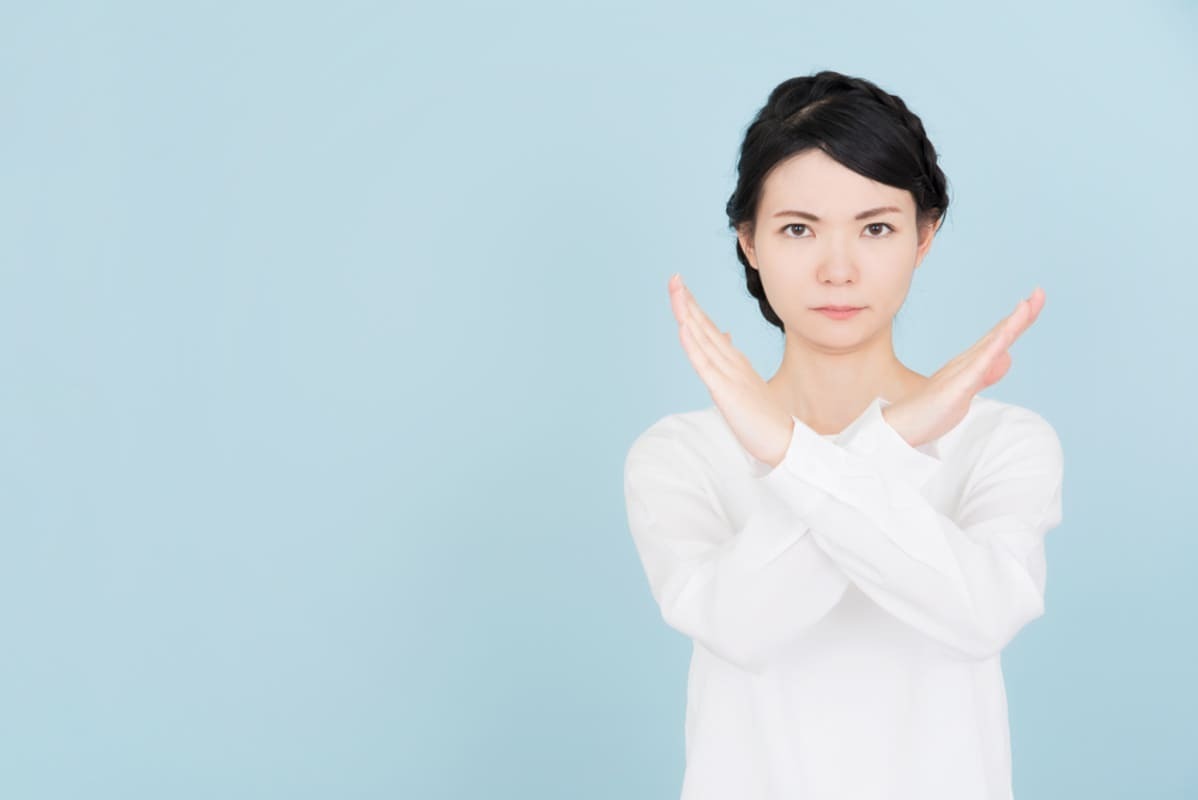 旅行以外で喪中にしてはいけないことを説明する女性