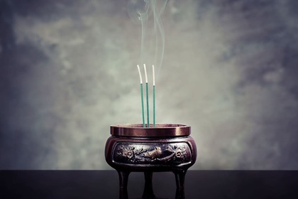 お墓参りでの線香のあげ方は？必要な本数や正しい向きなどのマナーを徹底解説