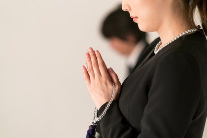 お通夜と葬式・告別式の違いを解説。どちらに出るべき？参列時のマナーは？