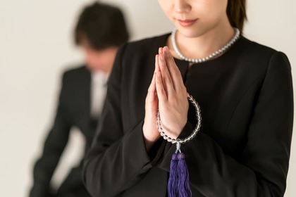 【男女別】四十九日法要を身内だけで行う場合の服装は？男性と女性に分けて紹介