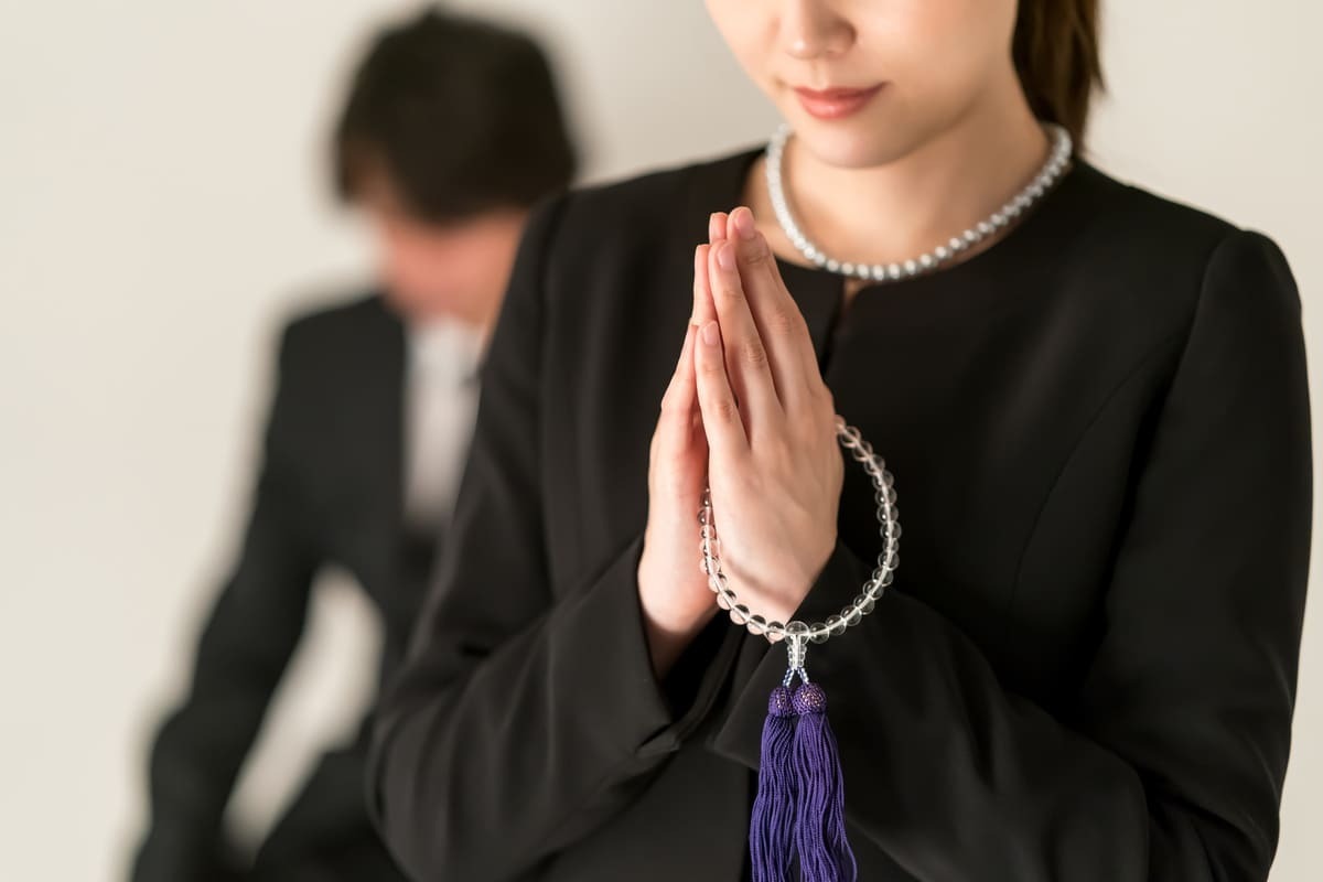 【男女別】四十九日法要を身内だけで行う場合の服装は？男性と女性に分けて紹介