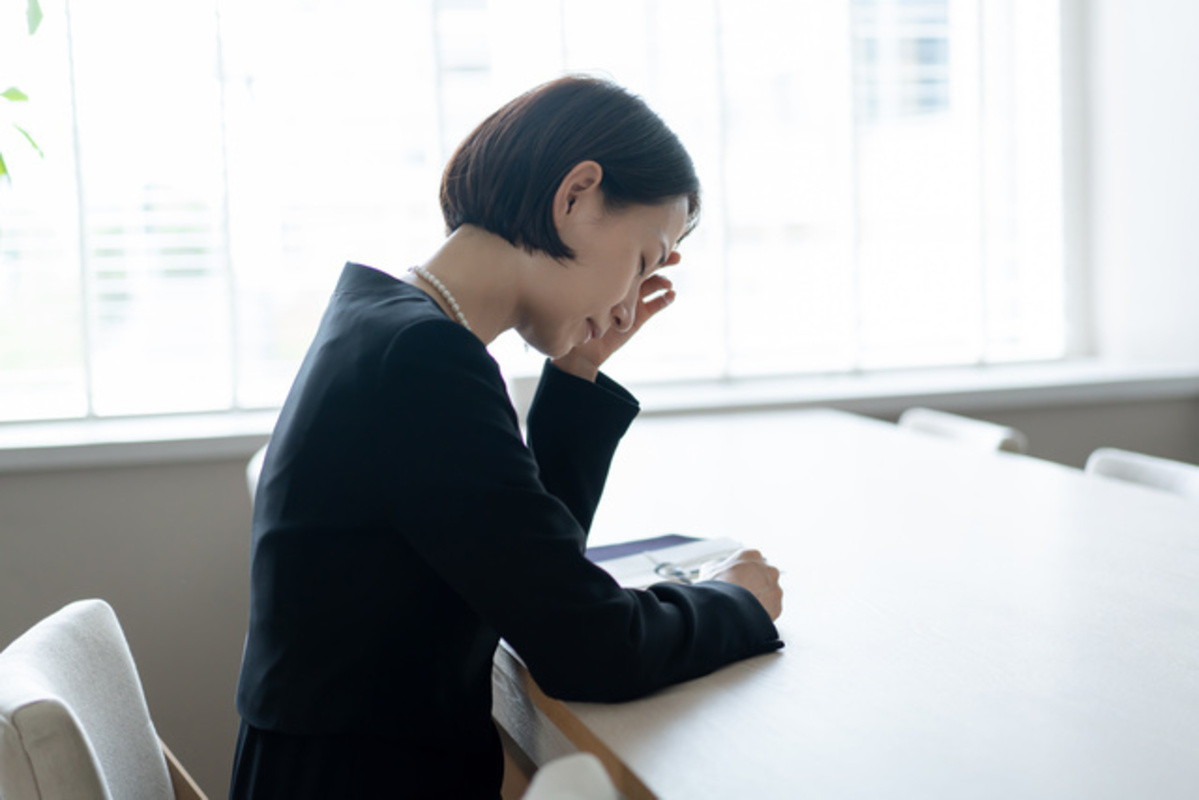 香典で悩む女性
