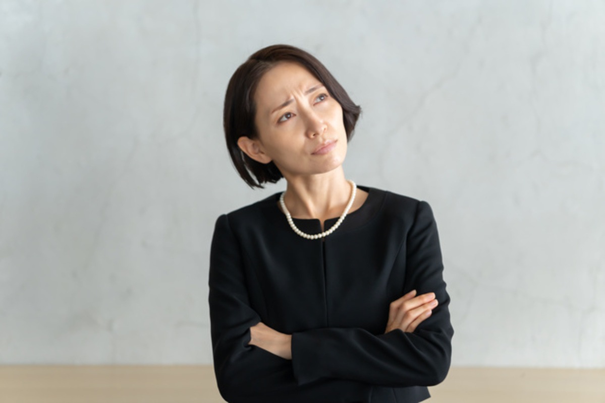 香典に関して質問をする女性