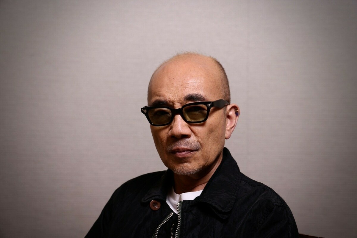 正面を見る竹中直人さん