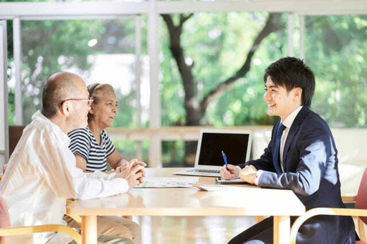 一次相続と二次相続の相談をする夫婦