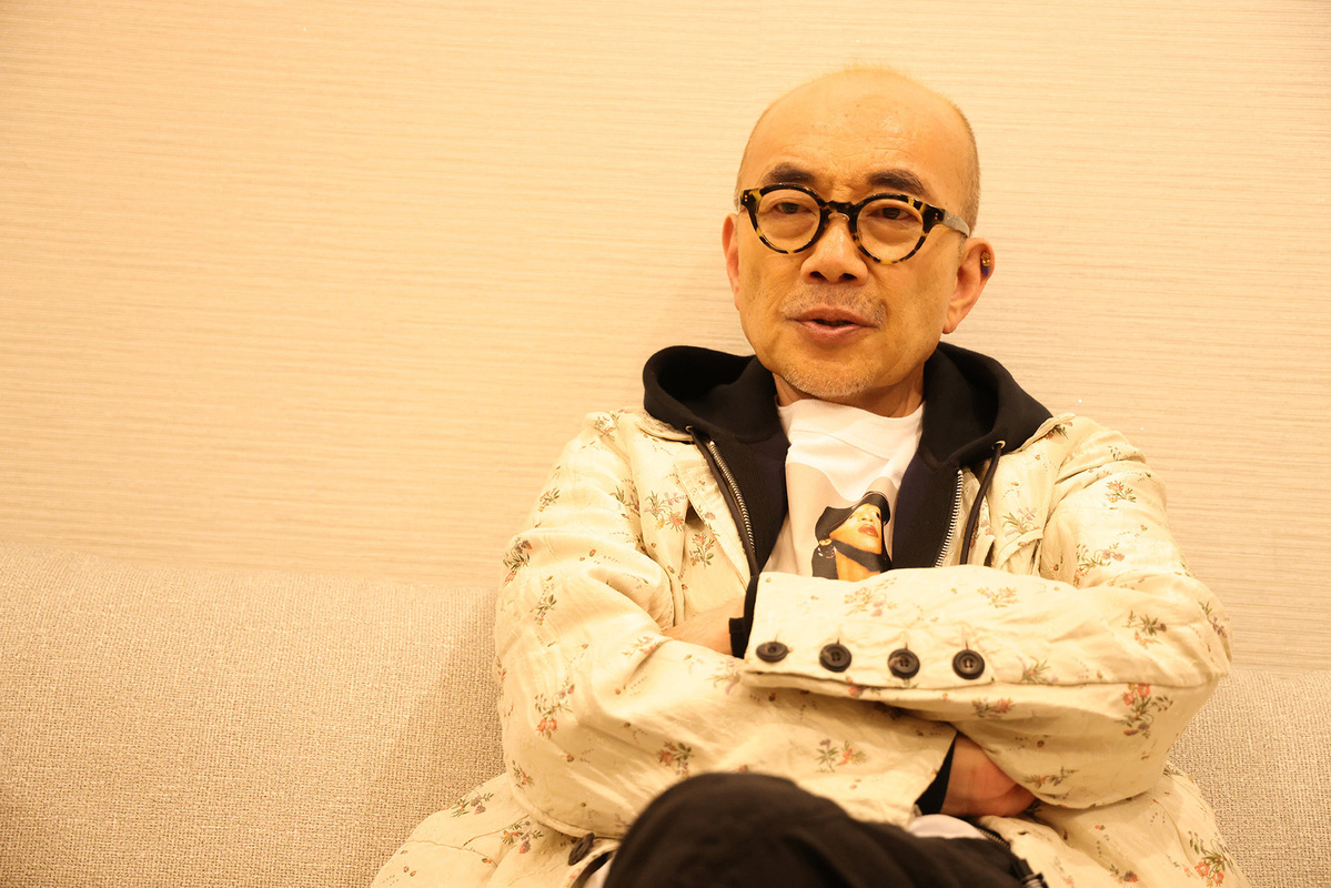 腕を組む竹中直人さん