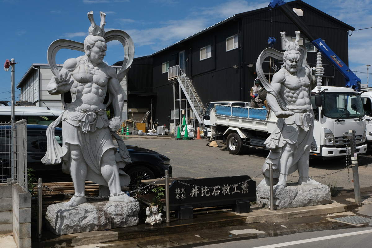 会社前に建つ仁王像