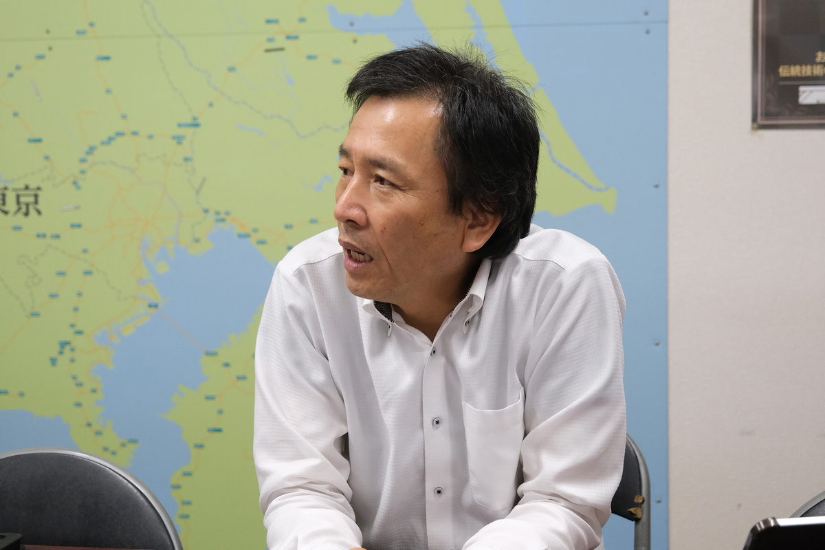 話す井比宏育さん