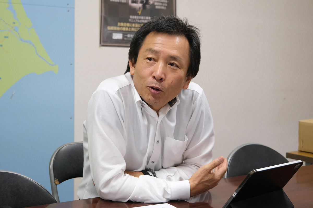 話す井比宏育さん