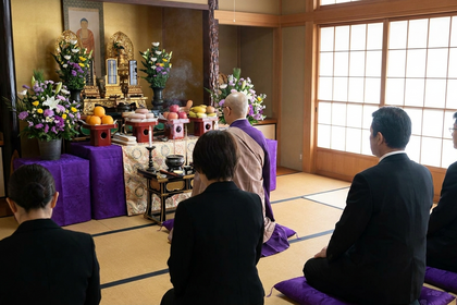 法事とは？法要との違い、行う意味や準備の流れ、服装、お布施、お供え物のマナーまで解説