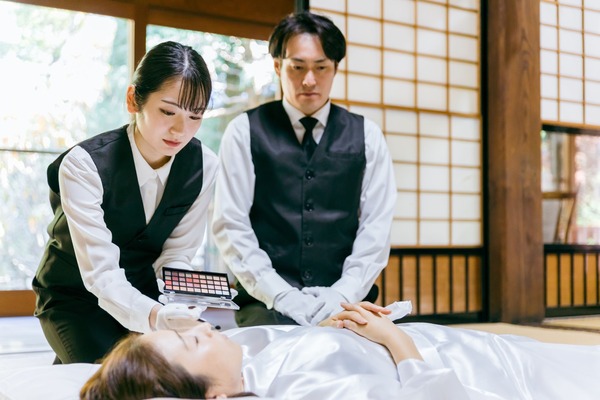死装束を左前で着せるのはなぜ?由来の諸説と着せ方、宗教ごとの違いを解説 | ひとたび