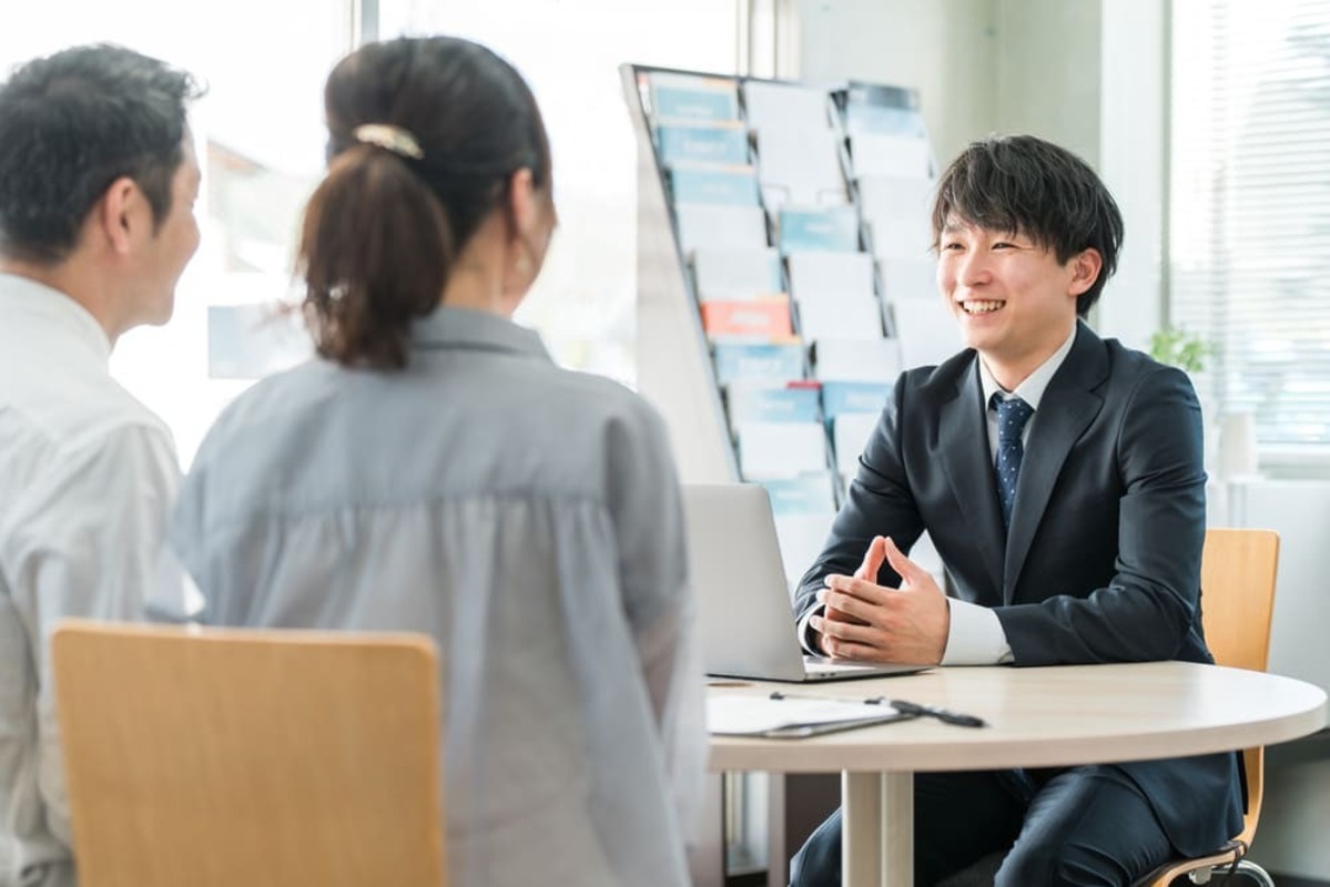 残クレとローンの違いを説明する男性