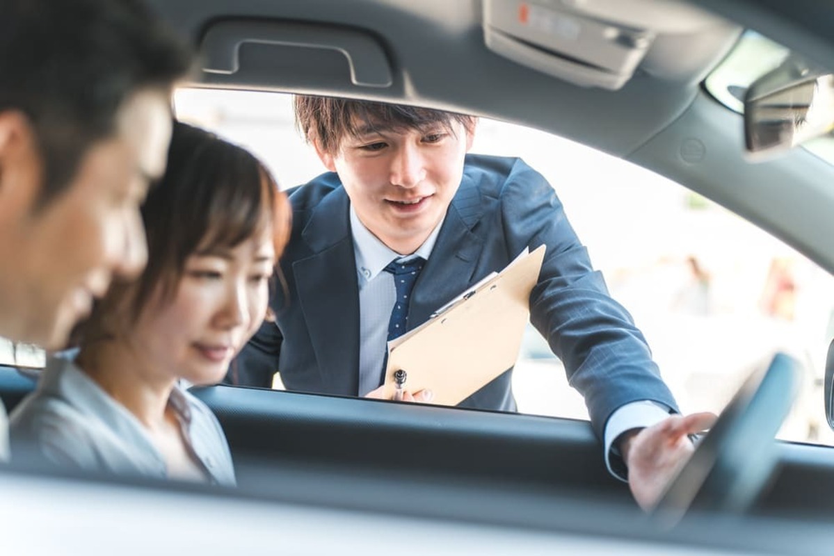 車に試乗する夫婦