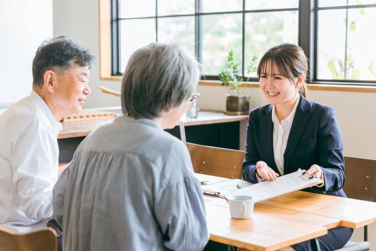 遺産整理の依頼先を探す夫婦
